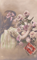 Cpa Jeune Fille  Et Fleurs - Scenes & Landscapes