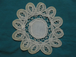 Ancien - Petit Napperon Fleur En Coton Blanc Fait Main - Tafelkleden