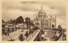 LISIEUX - L'AVENUE DE LA BASILIQUE ET LA BASILIQUE - Lisieux