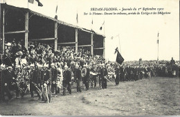 Delcampe - SEDAN FLOING - Journée Du 1er Septembre 1910 - Sur Le Plateau, Devant Les Tribunes, Arrivée Du Cortège Et Des Délégation - Sedan
