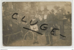 63 - ISSOIRE - Course Cycliste -  Remise Du Bouquet Au Vainqueur Devant La Halle -  Année 30  ( Carte Photo ) - Issoire