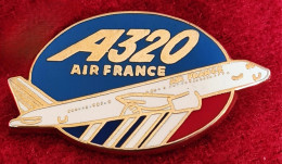 SUPER PIN'S AVIATION :AVION D LIGNE "A320 AIR FRANCE" En ZAMAC Base Or, Signé MERARGENT, Format 3,7X2,3cm - Aviones