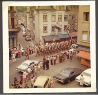 PHOTO ORIGINALE 8,5 X 8,5 - LOCALISATION  ETTELBRUCK GRAND RUE / RUE GUILLAUME - LUXEMBOURG - DEFILE MILITAIRE - Ettelbruck
