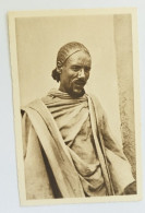 U836 Cartolina Costumi Africa Mercante Dell'interno Con Acconciuatura Femminile - Greetings From...