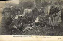 CPA Militaria Spahis Marocains Dans Une Ferme - Uniforms