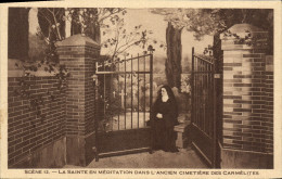 CPA Scene La Sainte En Meditation Dans L'Ancien Cimetiere Des Carmelites Lisieux - Lisieux