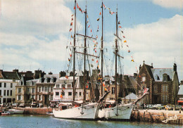 22 PAIMPOL NAVIRES L ETOILE ET LA BELLE POULE DANS LE BASSIN - Paimpol
