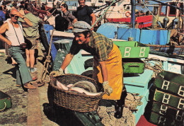 PAYSAGE DE MER LE DECHARGEMENT DU POISSON DEVANT LA CRIEE - Other & Unclassified