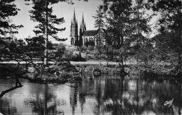 53 PONTMAIN LA BASILIQUE ET L ETANG - Pontmain