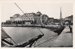 14 TROUVILLE SUR MER LE CASINO ET LA TOUQUES - Trouville