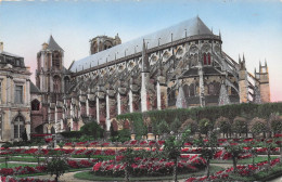 18 BOURGES LA CATHEDRALE ET LE JARDIN DE L HOTEL DE VILLE - Bourges