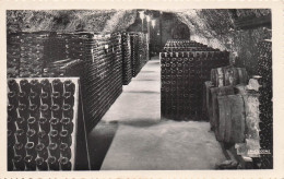 37 VOUVRAY INTERIEUR DE CAVE - Vouvray