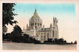 14 LISIEUX STATUE DE SAINTE THERESE ET LA BASILIQUE - Lisieux