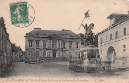 14 FALAISE L HOTEL DE VILLE ET LA STATUE DE GUILLAUME LE CON - Falaise
