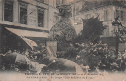 10 TROYES LA CAVALCADE LE DRAGON CHAR DE LA VILLE DE TROYES - Troyes