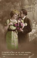 CPA Fantaisie En Respirant Ces Fleurs Par Mes Mains Assemblees Couple Amour - Coppie
