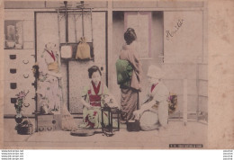 JAPON - JAPAN - GIRLS DUSTING IN ROOM - JEUNNES FEMMES - NETTOYAGE MAISON - FILLES - ( 2 SCANS ) - Andere & Zonder Classificatie