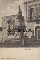 Sicilia Messina Taormina Fontana Del Duomo Differente Veduta Animata Di Donna Alla Fontana Primi 900 (f.piccolo) - Kostums