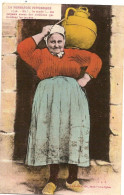 Carte Postale Ancienne - La Normandie Pittoresque - Femme Qui Tient Une Cruche - Kostums