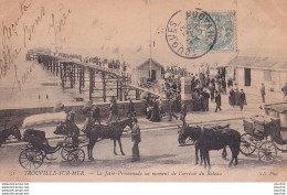 14) TROUVILLE SUR MER - LA JETEE PROMENADE AU MOMENT DE L ' ARRIVEE DU BATEAU - EN 1905 - Trouville