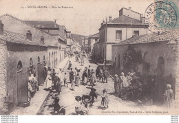 I8- SOUK - AHRAS  - ALGERIE - RUE DE KREMISSE  - ANIMEE  - HABITANTS - EN 1904 - Souk Ahras