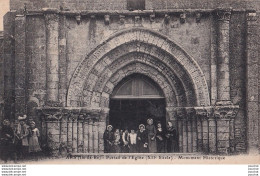 I13-17) ARS - ILE DE RE - PORTAIL DE L ' EGLISE  - ANIMEE - HABITANTS - EN 1923 -  ( 2 SCANS ) - Ile De Ré