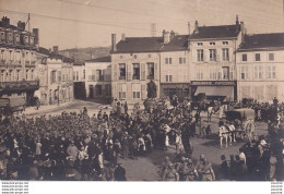 I22-55) LIGNY EN BARROIS - MEUSE - CARTE PHOTO - PLACE DE LA REPUBLIQUE - REGIMENT MILITAIRE - HABITANTS - ( 3 SCANS ) - Ligny En Barrois