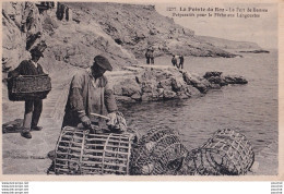 I32-29) LA POINTE DU RAZ - LE PORT DE BESTREE - PREPARATIFS POUR LA PECHE AUX LANGOUSTES - ( 2 SCANS ) - La Pointe Du Raz