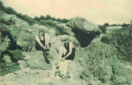 Femmes - Baigneuses - Chateilallon Plage - Déshabillé Dans Les Falaises De Saint Jean Des Sables - Animée - Femme En Mai - Women