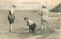 Femmes - Baigneuses - Baigneuses Bretonnes - Animée - Bretagne - CPA - Voir Scans Recto-Verso - Women