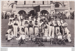 75) PARIS (XVIII°) CARTE PHOTO - FANFARE DE LA BUTTE MONTMARTRE ESCALIER DU SACRE COEUR + TAMPON AU DOS - 2 SCANS) - Paris (18)
