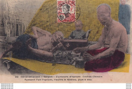 COCHINCHINE - SAIGON - FUMEUR D ' OPIUM - COOLIES CHINOIS - FUMANT L ' UN L ' OPIUM - L ' AUTRE LE KEDIOU - PIPE A EAU - Vietnam