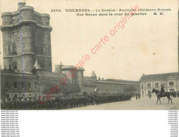 94.  VINCENNES . Le Donjon .  Une Revue Dans La Cour Du Quartier . - Vincennes