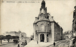 CPA Trouville L'Hotel De Ville Et Le Casino - Trouville