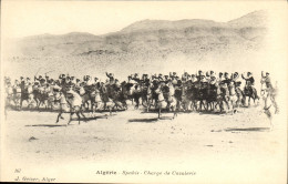 CPA Militaria Algerie Spahis Charge De Cavalerie - Uniformen