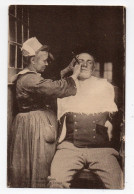 CHEZ LE PERRUQUIER En BRETAGNE * BARBIER * COSTUME *RASOIR * COIFFE * Carte N° 6899 * Coll. Villard, Quimper - Sonstige & Ohne Zuordnung