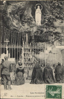 CPA Les Pyrenees Lourdes Pelerins En Prieres - Lourdes