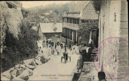 CPA Tananarive Madagaskar, Une Rue, Passanten In Ansteigender Straße - Sonstige & Ohne Zuordnung