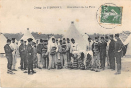 AISNE  02  CAMP DE SISSONNE - DISTRIBUTION DE PAIN - MILITARIA - Sissonne
