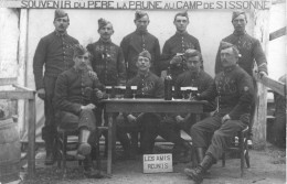 AISNE  02  CAMP DE SISSONNE - "SOUVENIR DU PERE LA PRUNE" - GROUPE DE MILITAIRES - CARTE PHOTO - MILITARIA - Sissonne