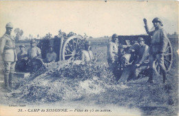 AISNE  02  CAMP DE SISSONNE - PIECE DE 75 EN ACTION - ARTILLERIE - MILITARIA - Sissonne