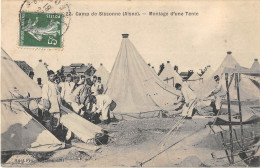 AISNE  02  CAMP DE SISSONNE - MONTAGE D'UNE TENTE - MILITARIA - Sissonne