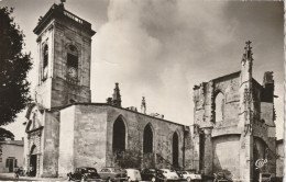 17. ÎLE DE RÉ. SAINT MARTIN. CPA. L'EGLISE. VOITURES EN STATIONNEMENT . ANNEES 50 - Ile De Ré