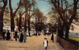 L241 England The Terrace Richmond People Taking A Walk Vintage Postcard - Surrey