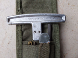 Pochette De Ceinturon Avec Nécessaire De Nettoyage Carabine US M1 Ww2 Datée 1944 - Decorative Weapons