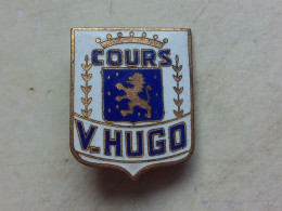 (Organisation - Association - Ecole ???)  -  Insigne émail Cloisonné (type Broche) " COURS  V. HUGO ".........voir Scans - Other & Unclassified