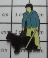 410A Pin's Pins / Beau Et Rare / ANIMAUX / CHIEN D'AVEUGLE ET SON MAITRE CANNE BLANCHE - Animals