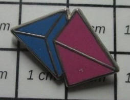 410A Pin's Pins / Beau Et Rare / AUTRES / FORMES GEOMETRIQUES ROSE ET BLEU - Other & Unclassified