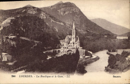 CPA Lourdes La Basilique Et Le Gave - Lourdes