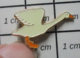 410A Pin's Pins / Beau Et Rare / ANIMAUX / OISEAU OIE BLANCHE AU DECOLLAGE - Animali